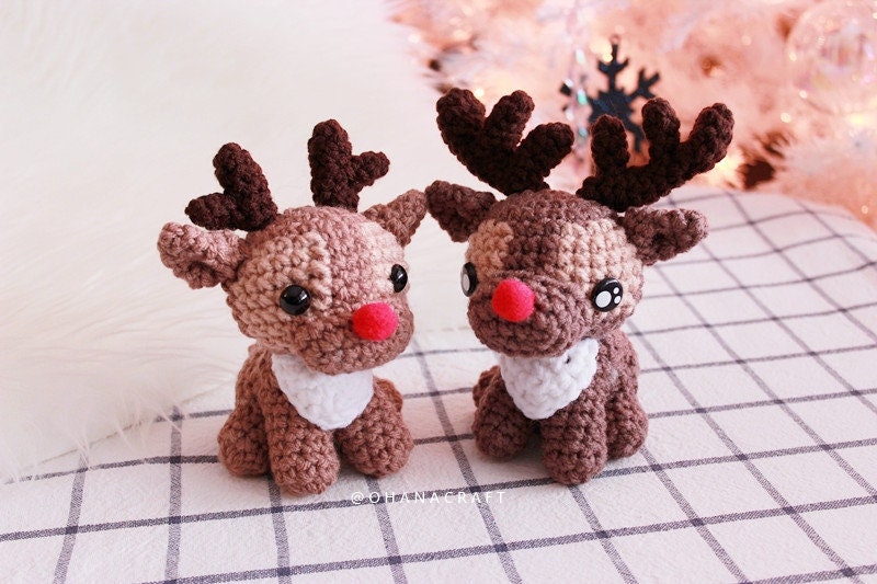 Juguete de ganchillo hecho a mano - Juguete relleno Amigurumi - Rudolph el  reno de nariz roja Fotografía de stock - Alamy