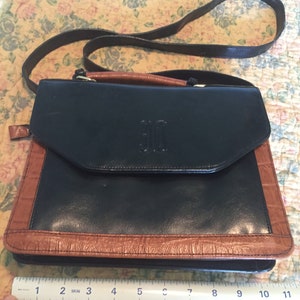 Cartera de viaje cruzada de dos tonos con ribete de piel sintética negra
