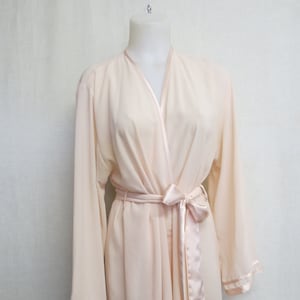 Peignoir en satin et mousseline de soie Peignoir kimono Grand/TG Jones New York