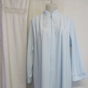 Plush Fleece Zip Robe: Lightweight Loungewear - Medium