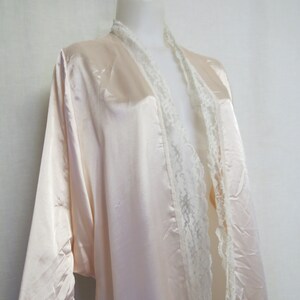 Lace Peignoir Robe: 70er Jahre Satin Negligee, Lilie von Frankreich (XS / S)