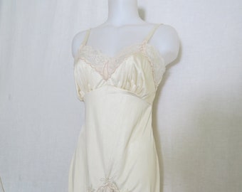 Vintage  Beige Slip 1970 Slip Pin up Slip 34 Very Lacey