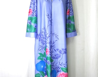 Vintage maxi-huisjurk uit de jaren 70 met bloemenprint | Lavendelkleurige gastvrouwjurk met roze rozen