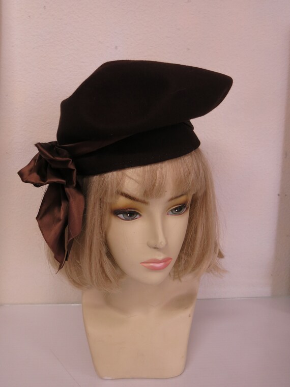 Vintage Brown Wool Beret With Satin Ribbon: 1940s/1950s  display picture 2