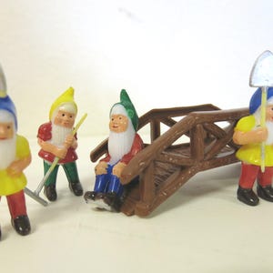 Adornos para tartas de elfos troll y enanos de plástico: elfos en un puente.