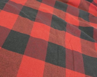 Obrus w kratę Buffalo w kolorze czerwono-czarnym – rustykalny wystrój domku w stylu farmhouse (106" x 55")