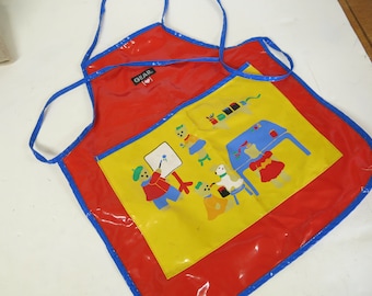 Delantal infantil vintage de los años 80: bata de hule con osito arcoíris