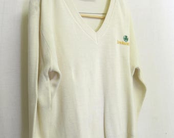 Klasyczny irlandzki sweter golfowy z lat 60. XX wieku: biały, akrylowy sweter z koniczyną