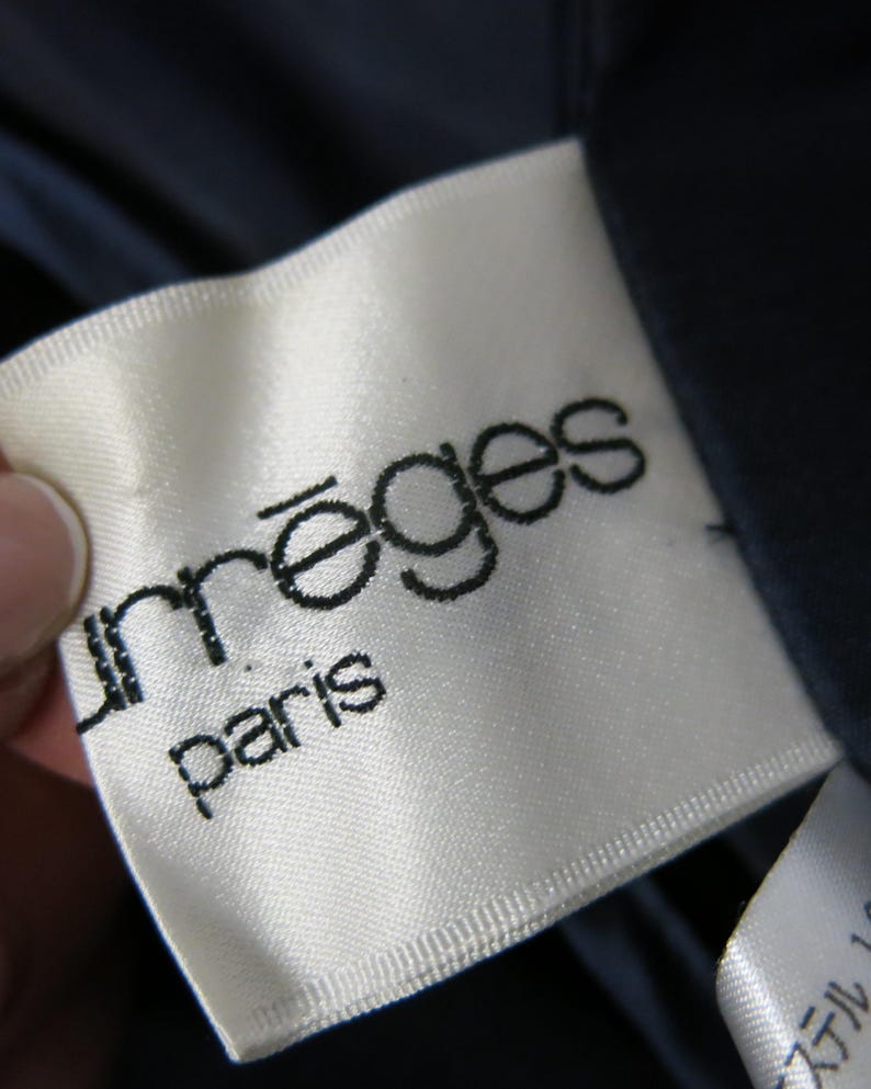 May include: White label with black text that reads "m&egrave;ges Paris".