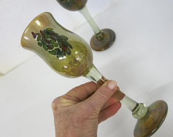 Juego de 2 copas de vino de vidrio artístico iridiscente soplado a mano – Copas estilo carnaval verde y dorado
