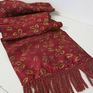 Camino de mesa navideño vintage: satén burdeos con estampado de acebo y flecos
