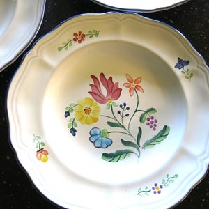 Set di piatti Herend Bouquet Pattern, in ceramica ungherese dipinta a mano con bordo smerlato.