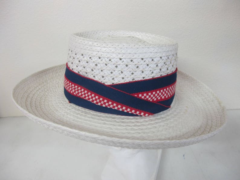 Puede incluir: Un sombrero de paja blanco con una cinta de list&oacute;n a cuadros azul y rojo.
