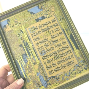 Könnte beinhalten: Gerahmter Vintage-Druck mit dem Text "Home Sweet Home" und einem Gedicht. Das Kunstwerk zeigt eine Landschaft mit Bäumen, einem Haus und Figuren in Blau- und Gelbtönen. Der Rahmen hat eine gold-grüne Oberfläche.