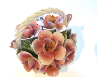 Cesta de flores de porcelana Capodimonte, Italia, con rosas rosadas, centro de mesa floral, cerámica italiana vintage.