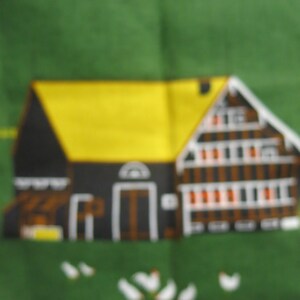 Op de afbeelding: Een zwart-witte illustratie van een klein huis met een geel dak. Het huis heeft een bruine deur en ramen. Het huis staat tegen een groene achtergrond.
