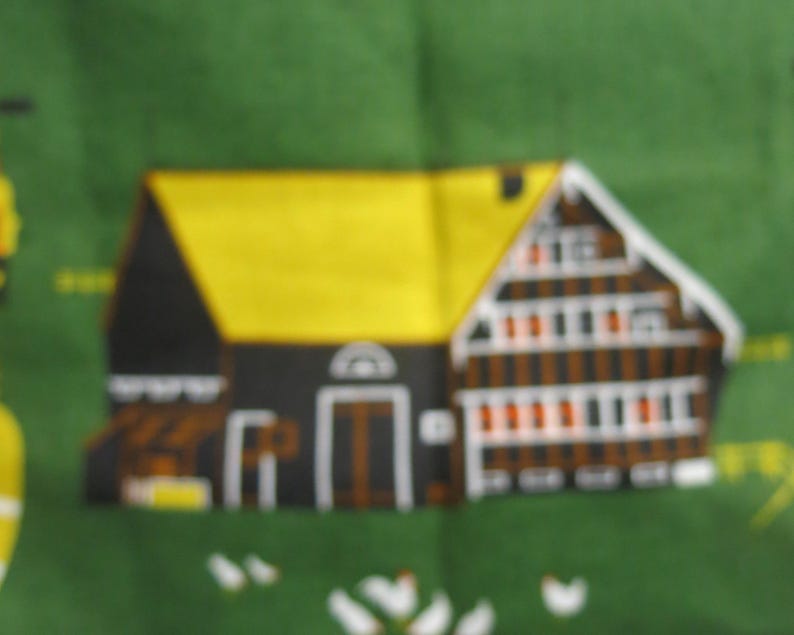 Op de afbeelding: Een zwart-witte illustratie van een klein huis met een geel dak. Het huis heeft een bruine deur en ramen. Het huis staat tegen een groene achtergrond.