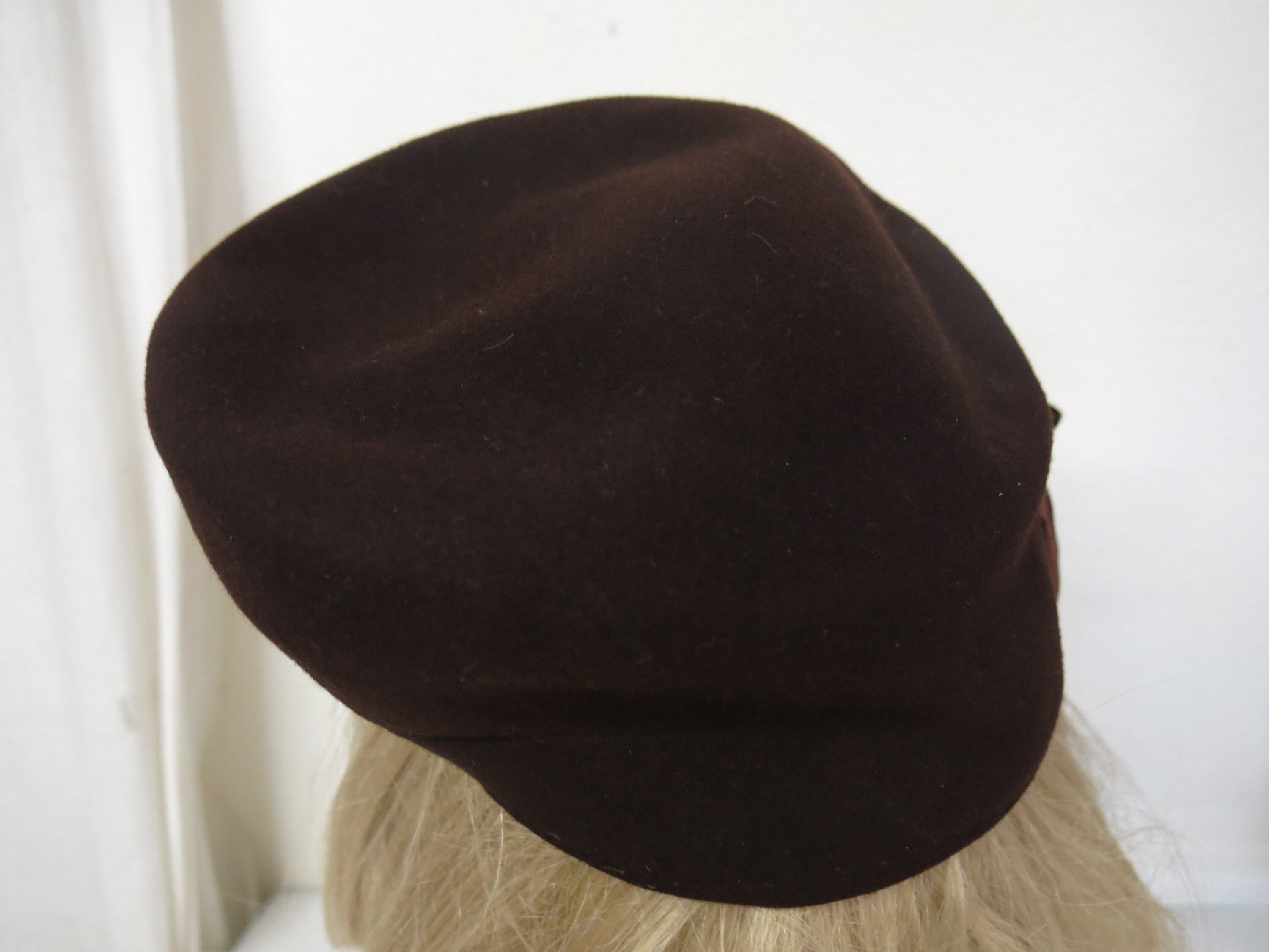 Vintage Brown Wool Beret With Satin Ribbon: 1940s/1950s  display picture 3