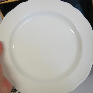 J&G Meakin Staffordshire England White Ironstone Royal Staffordshire Heirloom Dinner Plates 10 1/4