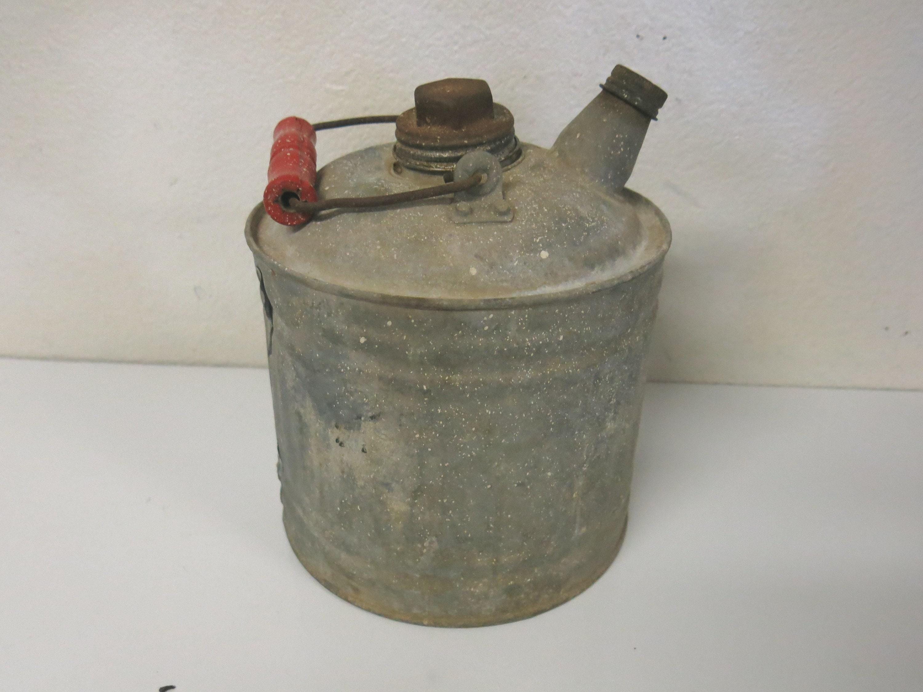 Tanica di benzina in metallo antico