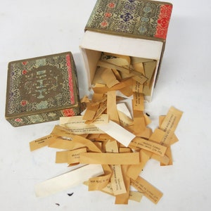 Biscotti della fortuna cinesi in scatola da tè antica