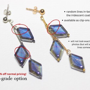 Peut inclure: Une paire de boucles d'oreilles en forme de diamant bleu iris&eacute; avec une cha&icirc;ne dor&eacute;e et une cha&icirc;ne argent&eacute;e. Les boucles d'oreilles sont disponibles en clips ou en clous. 25% de r&eacute;duction sur le prix normal ! Option de qualit&eacute; B.