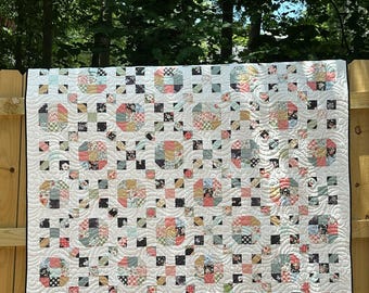 Eenvoudig quiltpatroon met stoffen stroken voor beginners die houden van patchwork, modern interieur of om cadeau te geven. Weekendproject!