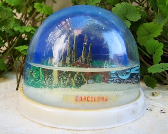 Rare vintage 1980s plastic touristic snow globe: Barcellona. Moving carriage. Collectible snowdome souvenir