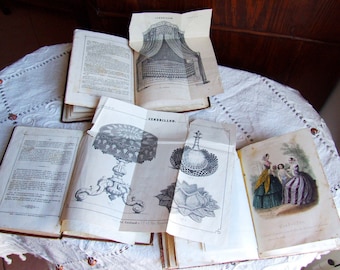 3 livres pour dames illustarted : volumes 1-2-8 de « CENDRILLON - Revue Encyclopédique de Tous Les Ouvrages de Dames ». Housse en cuir d’origine