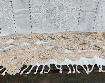 Set di 6 finiture in pizzo all'uncinetto in cotone scaloppato a mano. Lacci di cotone beige all'uncinetto