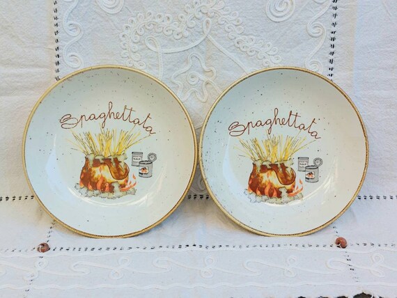 Italienische Vintage 1980er Jahre glasierte Keramik Teller. Set aus zwei Pasta- und Spaghetti-Gerichten. Handdekoriertes Geschirr. Steingut rustikale Keramik