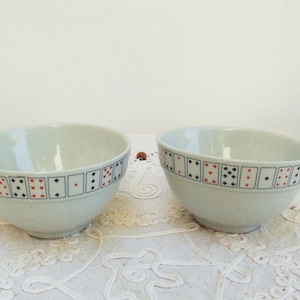 Coppia italiana vintage di latte e ciotole di caffè in ceramica decorate bianche, rosse e nere. Cafe au lait ciotola. Decorazione della carta di gioco Pocker