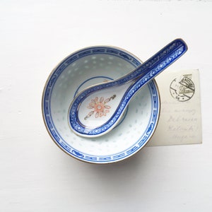 Vintage chinese bowl and spoon, rice bowl, blue and white rice grain pattern chinoiserie
