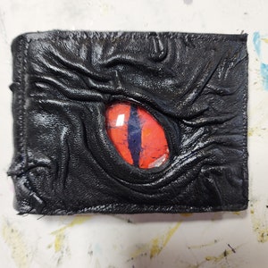 Cartera con forma de ojo de dragón rojo