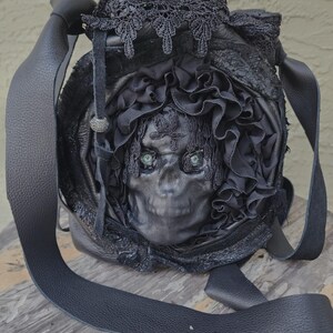 Cartera de cuero gótica victoriana con calavera y encaje