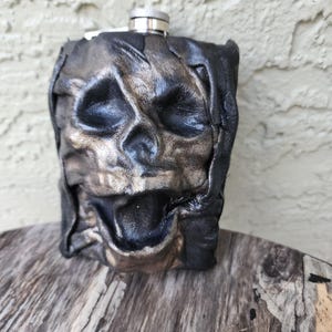 8oz leather 3d skull flask