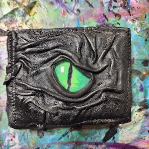 Cartera con forma de ojo de dragón verde