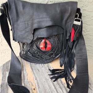 Bolso unisex de piel negra con forma de ojo de dragón