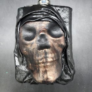 8oz leather 3d skull flask