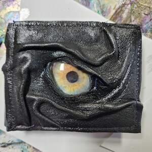 Cartera con forma de globo ocular espeluznante