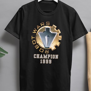 Robot Wars Champion 1999 T-Shirt – Retro 90s TV Nostalgia Tee – Vintage Robot Combat Shirt – Geek Gift for Retro TV Fans