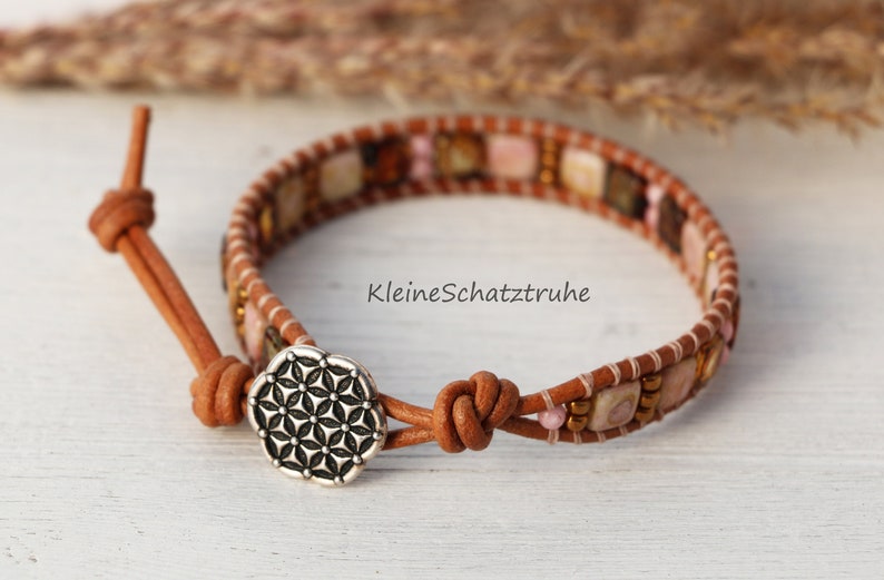 Bracelet en cuir marron fleur de vie noué avec des compagnons tchèques image 1