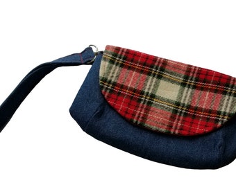 Wristlet = Clotch with Lots of Pockets and Detachable Strap