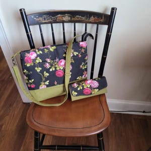 Cartera estilo tote con billetera a juego - Flores sobre fondo negro