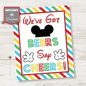 Op de afbeelding: Een printbaar bord met een rood-geel-blauw-groene gestreepte rand. Het bord zegt "We've Got Beers Say Cheers!" met een zwart Mickey Mouse hoofd en witte Mickey Mouse handschoenen.