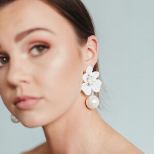 Nina wedding statement earrings white ivory lace flower and pearl drop stud earrings zdjęcie 2
