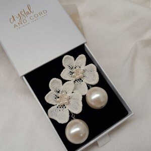 Nina wedding statement earrings white ivory lace flower and pearl drop stud earrings zdjęcie 8