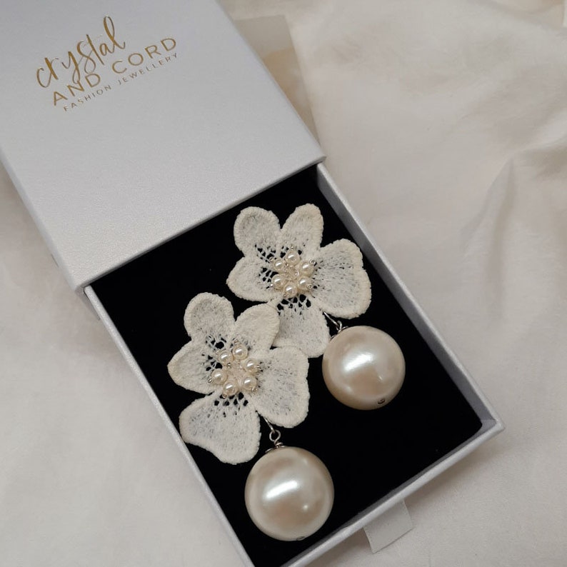 Nina wedding statement earrings white ivory lace flower and pearl drop stud earrings zdjęcie 8