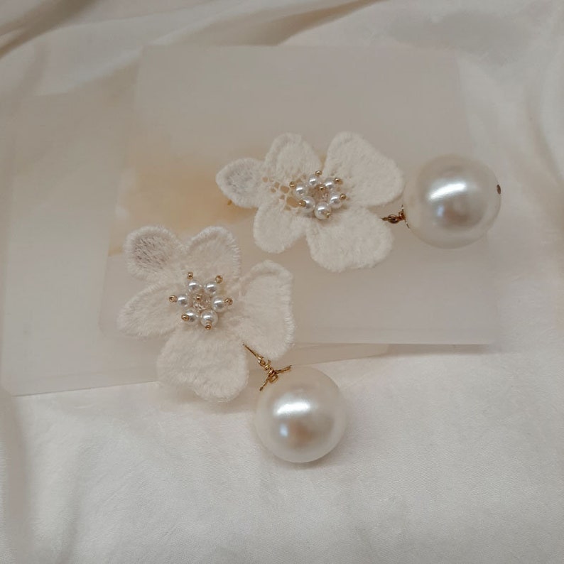 Nina wedding statement earrings white ivory lace flower and pearl drop stud earrings zdjęcie 9