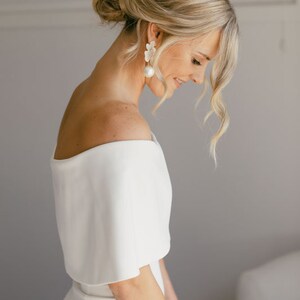 Nina wedding statement earrings white ivory lace flower and pearl drop stud earrings zdjęcie 7